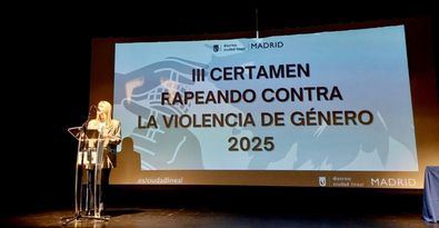 La concejala del distrito, Nadia Álvarez, ha presidido el III certamen escolar 'Rapeando contra la violencia de género', organizado por la Junta Municipal de Ciudad Lineal.