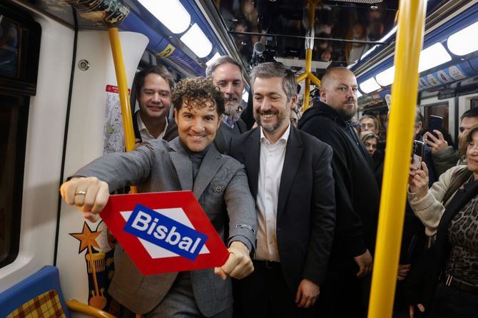 La Comunidad de Madrid ha inaugurado el Tren Magico de la Navidad, que este ano circulara por la Linea 3 hasta el 6 de enero y que ha contado con David Bisbal como padrino de excepcion.