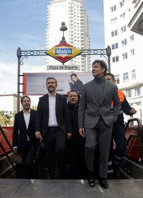 El consejero de Presidencia, Miguel Angel Garcia Martin, ha participado tambien en este viaje inaugural, durante el cual ha presentado el programa de actividades gratuitas que Metro de Madrid ha preparado para estas fechas.