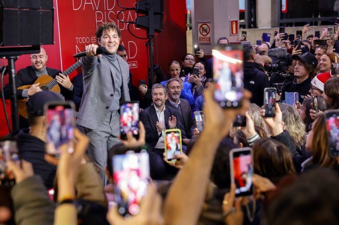El cantante ha interpretado dos de sus villancicos y ha acompanado en el trayecto inicial, entre las estaciones de Sol y Plaza de Espana, a los primeros viajeros de este convoy tematico.