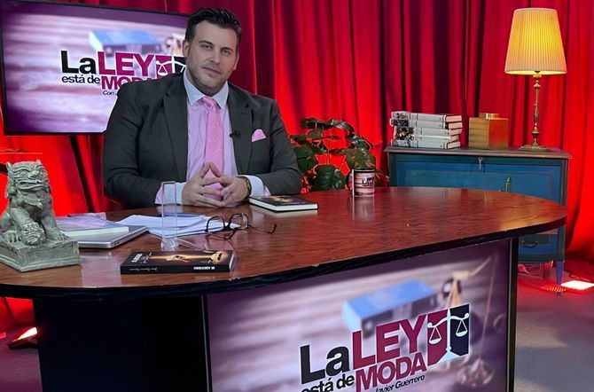 Guerrero dirige y presenta 'La Ley Está de Moda', emitido en Estutele, un programa que fusiona derecho, tendencias, cultura y comportamiento social.