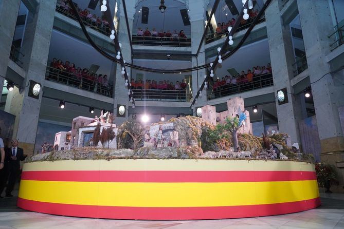 El acceso es gratuito, con turnos cada 30 minutos hasta completar aforo, previa retirada de invitación en taquilla o reserva digital (con un coste de gestión en este caso de 0,50 euros), en navidadmadrid.com y centrocentro.org, con hasta cuatro entradas por persona.