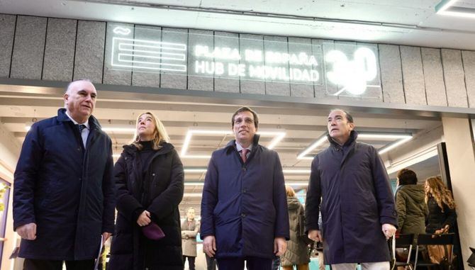 El alcalde de Madrid, José Luis Martínez-Almeida, ha visitado el nuevo hub de movilidad sostenible Plaza de España 360, tras las obras de adecuación ejecutadas en las instalaciones del antiguo aparcamiento subterráneo.