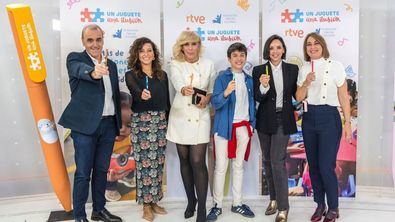 La nueva edición de 'Un Juguete, Una Ilusión', con el lema 'Forma parte del juego', ha contado con la participación de la cantante y presentadora Chenoa y ha presentado cinco nuevos diseños de 'bolis', que al adquirirlos se convierten en juguetes para los niños y niñas que más lo necesitan.