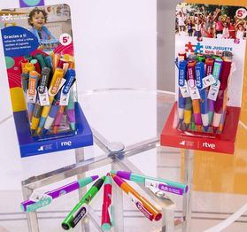 Los bolígrafos solidarios estarán disponibles hasta el 6 de enero en oficinas de Correos, establecimientos de El Corte Inglés, Toys 'R' us, estancos, librerías y tiendas de juguetes, así como en la web de la campaña www.unjugueteunailusion.com.