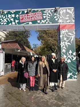 La Feria Mercado de Artesanía, que se celebra desde 1987, 'se ha consolidado como una de las actividades navideñas preferidas de madrileños y visitantes en esta época del año'.
