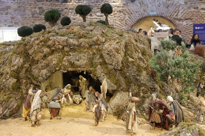 Las más de 160 figuras que lo componen tienen alturas comprendidas entre 18 y 30 centímetros y son obra de la escultora palermitana Angela Tripi.