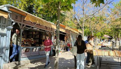 La cuesta de Moyano contará, por primera vez, con la totalidad de sus casetas en funcionamiento, consolidando así su papel como referente cultural y literario de Madrid.
