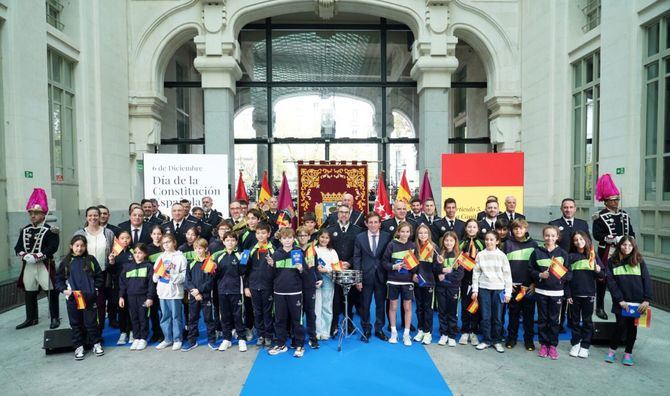 El alcalde de Madrid, José Luis Martínez-Almeida, ha presidido este jueves el acto institucional en conmemoración del 47º aniversario de la Constitución española, organizado por el Ayuntamiento y celebrado en la Galería de Cristal del Palacio de Cibeles.