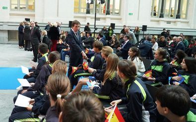 En el acto, ha participado un grupo de alumnos de sexto de primaria del Colegio Maristas Chamberí, que han leído los artículos 9,14, 23, 35, 38 y 48 de la Constitución.