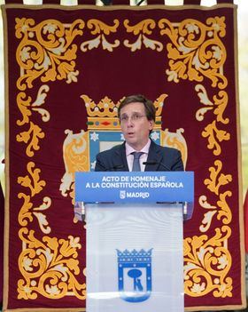 El alcalde ha celebrado la aprobación en referéndum del texto constitucional de 1978 recitando el artículo 117 de la Carta Magna.