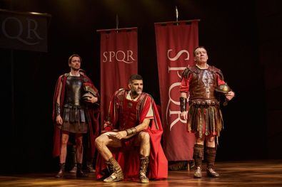 El montaje cuenta con un elenco de veinte intérpretes, encabezado por Arturo Querejeta y Pepa Pedroche, versionada y dirigida por José Luis Alonso de Santos y acogida al sello Creación Canal.