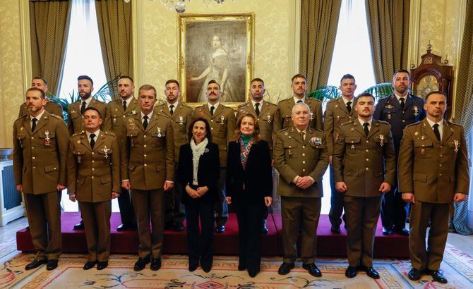La ministra de Defensa, Margarita Robles, ha impuesto al teniente general Francisco Javier Marcos la Cruz Conmemorativa DANA en un acto en el que también se ha distinguido a trece militares de la UME.