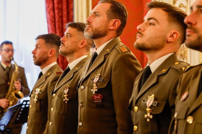 Los condecorados son un soldado, siete cabos, un cabo primero, dos brigadas, un teniente y un capitán a quienes se reconoce su labor en la DANA y en la campaña contra los incendios forestales de este verano.