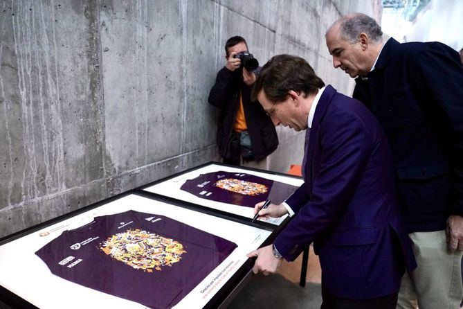 Almeida ha recibido la primera camiseta de este año y ha expresado su pasión por una cita que “es la carrera que mejor representa el espíritu abierto de la ciudad de Madrid”.