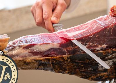 El error más extendido, según explica el maestro cortador Víctor Sanchego, es precisamente utilizar plástico para taparlo.