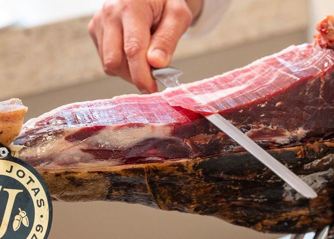 El error más extendido, según explica el maestro cortador Víctor Sanchego, es precisamente utilizar plástico para taparlo.