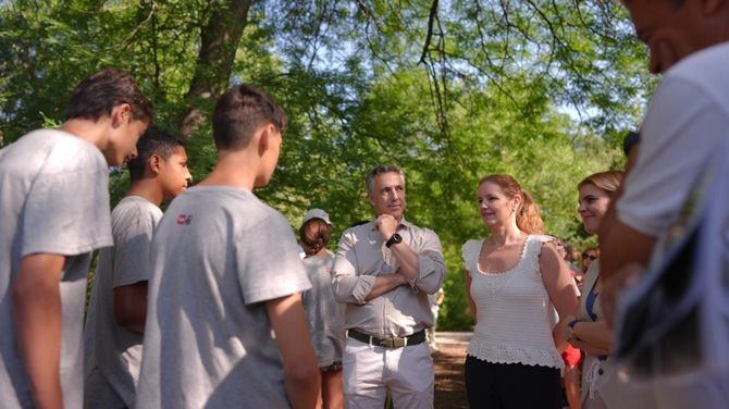 La consejera de Familia, Juventud y Asuntos Sociales, Ana Dávila, y el de Medio Ambiente, Agricultura e Interior, Carlos Novillo, durante su visita a las instalaciones del campamento este mes de julio.