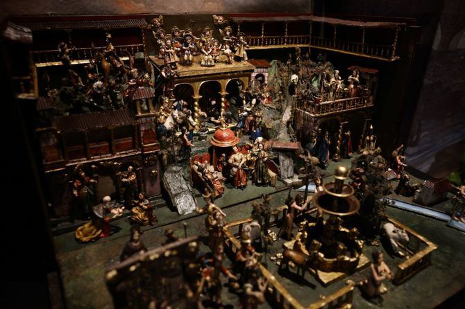 La Comunidad de Madrid exhibe en Alcala 31 un Belen dedicado al Peru virreinal, con un baul procedente del Museo Pedro de Osma de Lima. En su interior guarda un Nacimiento desplegable, una tipologia muy habitual en los hogares y conventos de la epoca durante las festividades navidenas.