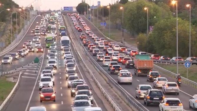 La entidad señala que las obras del tercer carril, que se están ejecutando actualmente, son insuficientes y reclama la adopción de medidas estructurales y de calado, recordando que la M-607 es la única vía de salida para miles de colmenareños y para numerosos vecinos de municipios de la Sierra Norte.