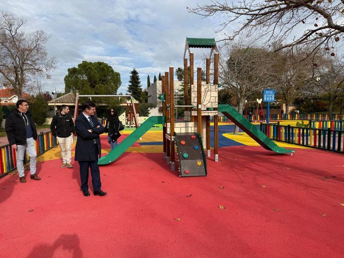 El concejal de Fuencarral-El Pardo, José Antonio Martínez Páramo, durante su visita a la renovada zona infantil del barrio de Tres Olivos, situada en la calle de Alonso Quijano, 45.