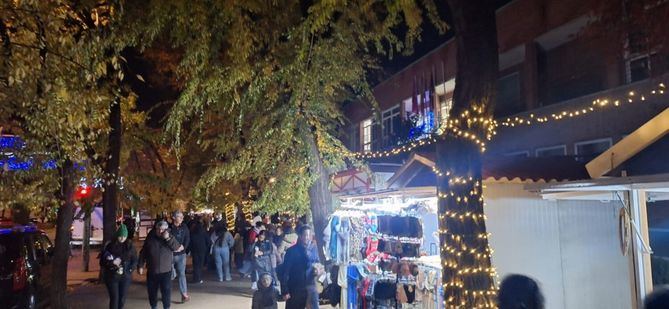 Fuencarral-El Pardo ha instalado alumbrado navideño en 30 ubicaciones del distrito, el recinto navideño –junto al parque de La Vaguada– alberga las casetas de la Feria de Artesanía y del Regalo y atracciones infantiles y el barrio de Las Tablas también cuenta con un recinto de Navidad con atracciones, carpa para actividades infantiles, puestos y churrería.