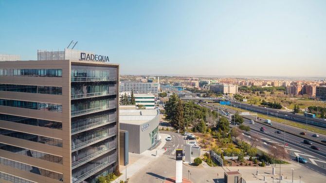 Adequa cuenta con 74.652 metros cuadrados construidos, de los que casi 70.000 corresponden a oficinas. Además, posee una zona comercial, con gimnasio, restaurantes, farmacia, guardería y pádel.