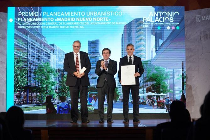 El premio fue recogido por Pablo Rodríguez, director de Proyectos de Crea Madrid Nuevo Norte, y por Fernando Otero, en representación de la Dirección General de Planeamiento del Ayuntamiento de Madrid.