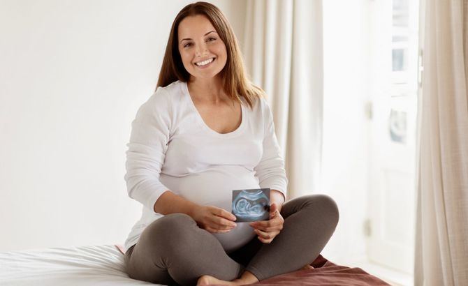 Desde mediados de la década de los 70, la edad de la maternidad no ha cesado de incrementarse en Europa y en España: según los datos del INE, si en 2009 en el 4,65% de los nacimientos las madres tenían una edad igual o superior a 40 años, en 2024 fue el 10,44%.