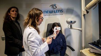 Sanidad ayuda con las gafas y lentillas a menores