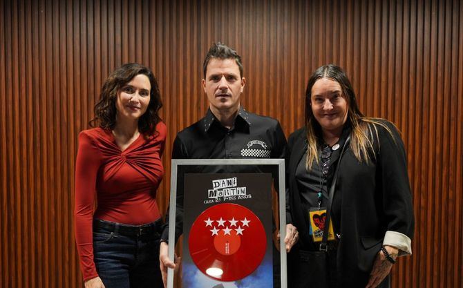 La Comunidad de Madrid ha homenajeado este viernes al cantante Dani Martin tras ofrecer 10 conciertos en serie en el Movistar Arena, actuando viernes y sabados durante cinco semanas, lo que le convierte en el primer artista residente en este recinto.