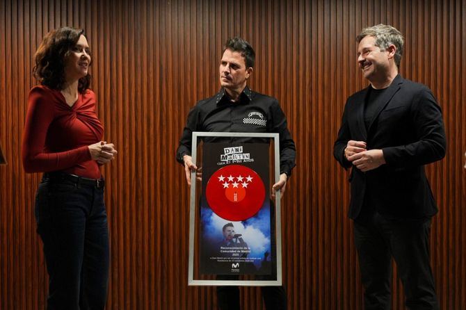 La presidenta regional, Isabel Diaz Ayuso, le ha entregado un un vinilo en forma de disco de color rojo y las estrellas de la bandera de la Comunidad de Madrid, despues de haber llenado el pabellon con 16.000 espectadores todos estos dias.