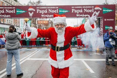 Más de 11.000 participantes disfrazados de papas y mamas Noel y de elfos han comenzado las vacaciones de Navidad haciendo deporte.