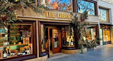 Con más de 3.000 referencias de vino y un menú degustación exclusivo, también organiza catas y eventos para los amantes del vino.