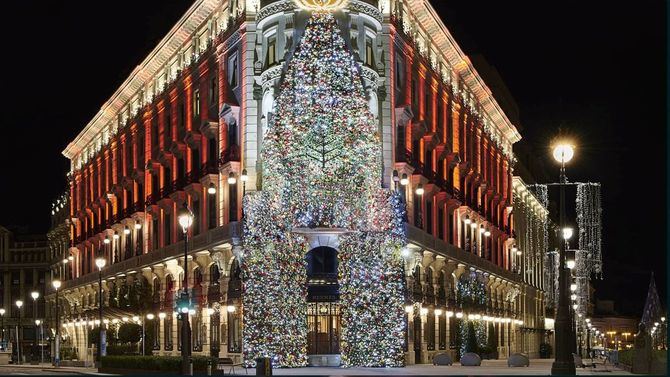 La Navidad en Madrid adquiere un brillo especial gracias a las rutas diseñadas por la AEHM, que invitan a recorrer hoteles emblemáticos convertidos en auténticos escenarios de luz.