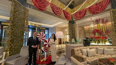 La vicepresidenta ejecutiva de la asociación, Mar de Miguel, durante el recorrido junto al viceconsejero de Cultura, Turismo y Deporte de la Comunidad Madrid, Luis Martín Izquierdo, por varios hoteles de Madrid incluidos en la programa.