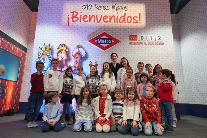 La Presidenta de la Comunidad de Madrid ha conocido este martes la tercera edicion de esta iniciativa, enmarcada en Navidad en Sol, que comienza este viernes y se celebra hasta el 5 de enero.