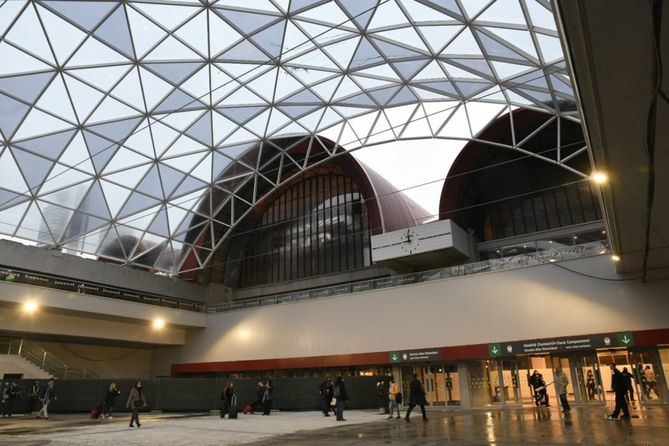 En los ultimos meses se ha puesto en servicio el paso inferior de alta velocidad y su conexion con Cercanias y Metro, se ha ampliado el vestibulo principal hasta los 6.712 m2, se ha recuperado el trafico pasante y se ha protegido la entrada principal con una gran boveda acristalada.