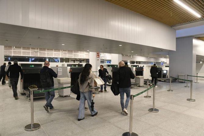 El vestíbulo principal en la zona de Alta Velocidad se reparte en 1.501 metros cuadrados previos al paso por las radioscopias y otros 5.211 tras el control de acceso, en los que se ubican dos espacios de restauración, aseos públicos, 400 asientos, máquinas autoventa y cargadores para dispositivos electrónicos.