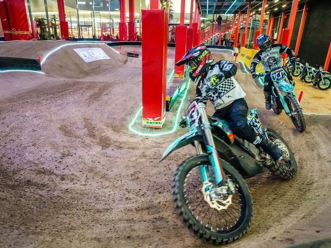 Torrejón de Ardoz cuenta, en Oasiz Madrid, con Motocrossity, el primer circuito de motocross indoor del mundo con una superficie de más de 1.600 metros cuadrados.