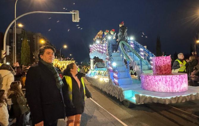 Tras el éxito de la cabalgata del barrio de Valdebebas, que este viernes recorrió sus calles por primera vez, la ilusión ha regresado hoy, sábado, al barrio de Sanchinarro para recibir a los Magos de Oriente, por segundo año consecutivo, con la presencia del concejal, David Pérez.