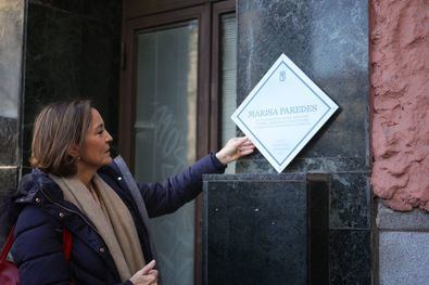 El acto, organizado por el Grupo Municipal Socialista y al que ha acudido la hija de la actriz, María Isasi, busca así mantener vivo el recuerdo de la intérprete, quien todavía no cuenta con su placa en la capital tras el acuerdo alcanzado mayoritariamente en el Pleno de la Junta de Centro, en enero de 2025, ralentizado debido a un cambio en la propiedad del inmueble.