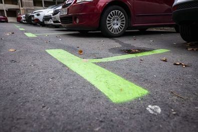 El estacionamiento regulado se llevará a 22 barrios, 17 de ellos nuevos, sumando 66.120 nuevas plazas reguladas, un 36% más de las 181.500 actuales.