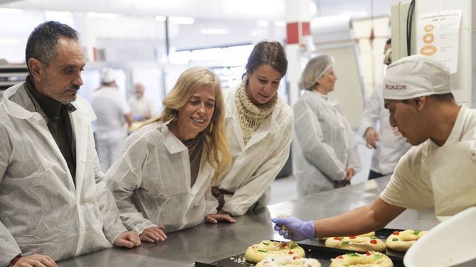 Este sector afronta en estas fechas una de las semanas de mayor actividad del ano, en la que se preve la elaboracion y venta de 2,9 millones de roscones en los cerca de 600 de estos negocios repartidos por toda la region.