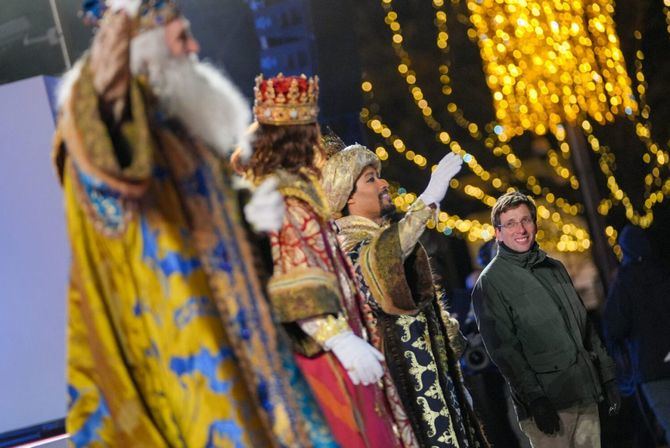 El alcalde de Madrid, José Luis Martínez-Almeida, ha recibido a Sus Majestades en la plaza de Cibeles. Melchor, Gaspar y Baltasar han agradecido el recibimiento de la ciudad “que siempre nos acoge con calor y cariño”.