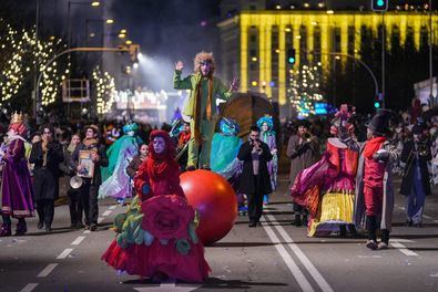 Los Reyes Magos han destacado la importancia del conocimiento, la educación y el esfuerzo, recordando a los niños que “sois los científicos, los artistas y los pensadores del mañana”.