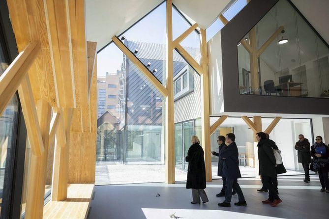 El proyecto apuesta por salas amplias y diáfanas, con una organización flexible de los espacios que permite compatibilizar lectura, estudio y actividades culturales.