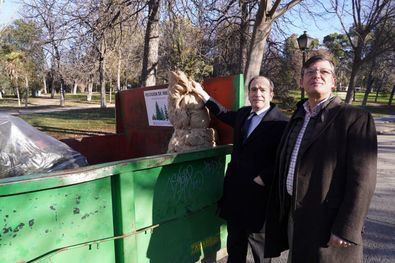 El delegado de Urbanismo, Medio Ambiente y Movilidad, Borja Carabante, acompañado por el concejal delegado de Limpieza y Zonas Verdes, José Antonio Martínez Páramo, ha visitado hoy los jardines del Buen Retiro, donde se ubica el Vivero municipal de Estufas de El Retiro, uno de los puntos de entrega habilitados junto al de Casa de Campo.