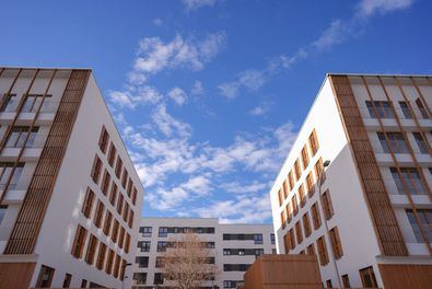 Iberia Loreto 1 es la primera promoción de la empresa municipal construida con sistemas industrializados en madera, finalizada tan solo 17 meses después de que el alcalde colocara la primera piedra de este nuevo edificio público residencial.