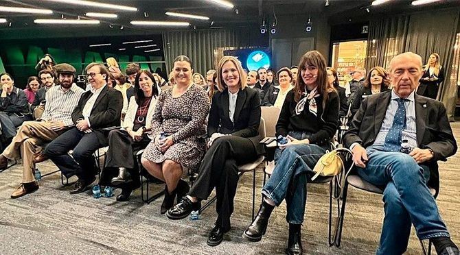 'El loco de Dios en el fin del mundo', de Cercas, explora temas como la espiritualidad y la vida eterna a través del viaje a Mongolia que el autor realizó con el Papa Francisco. Además, han sido premiadas este año las obras de David Uclés, Silvia Intxaurrondo, Luis Alberto de Cuenca, Cherry Chic, Miriam Tirado y María Hesse.